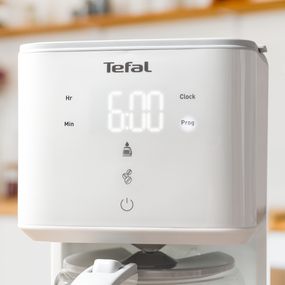 Cafetieră Sense CM693110, ecran digital, funcție Aroma, sistem antipicurare, oprire automată, 15 cești, 1.25 L, alb