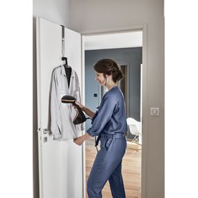 Aparat de călcat vertical cu abur Tefal Access Steam Care DT9100E0, 1600 W, abur 30 g/min, 40 sec, 3 funcții, suport detasabil, 3 accesorii, negru/maro