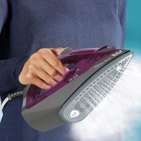 Fier de calcat cu abur Tefal Express Steam FV2847E0, 2400 W, jet de abur 160 g/min, abur variabil 0-35 g/min, rezervor apa 270 ml, talpa ceramica Cerilium, sistem anti-picurare, mov & negru