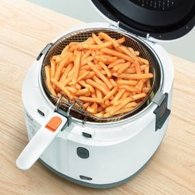 Friteuză Filtra One FF162131, 1900 W, 1 program, termostat ajustabil, plasă pentru filtrare patentată, fereastră de vizualizare, 1.2 KG / 2.1 L, alb