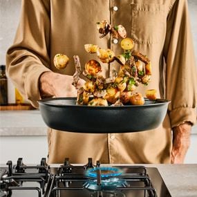 Tigaie wok Tefal Excellence+ G3301902, 28 cm, invelis antiaderent, tehnologie FUSIONCORE, Thermo-Signal™, maner nituit, aluminiu, inductie, negru
