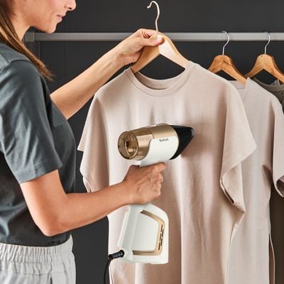 Aparat de călcat vertical cu abur Tefal AeroSteam DT9820F0, 1400W, funcție de aspirare cu 3 niveluri, recipient apă detașabil 130 ml, autonomie 7 minute, talpă monotemp, alb & auriu