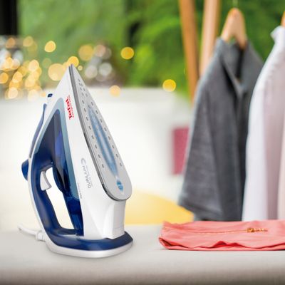 Fier de călcat cu abur Tefal EASYGLISS PLUS FV5715E0, 2400 W, jet de abur 190 g/minut, abur variabil 45 g/min, Tehnologia Durilium AirGlide, alb  /bleu