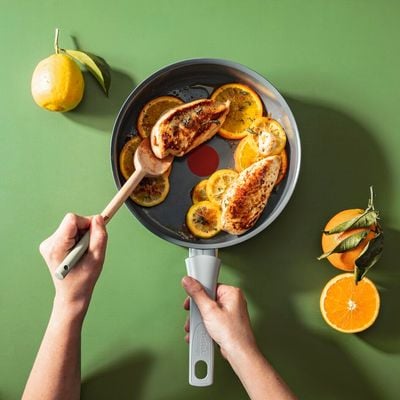 Cratita 24cm Tefal Renew On C4273232, 100% aluminiu reciclat, indicator Thermo-Signal, compatibil cu inductia, invelis ceramic, gri