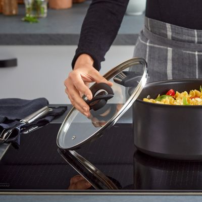 Oala cu capac Tefal Excellence+ G3285353, 28 cm, 8.4 L, invelis antiaderent, tehnologie FUSIONCORE, Thermo-Signal™, manere nituite, aluminiu, inductie, negru