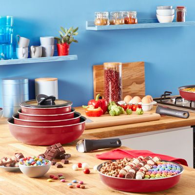 Set 10 piese Tefal Ingenio Easy Cook & Clean L1529402, cratita 16 / 20 cm, tigaie 22 / 24 / 28 cm, tigaie saute 24 cm, wok 26 cm, 2 capace ermetice 16 / 20 cm, 1 maner detasatbil, rosu