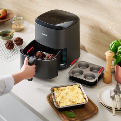 Set de 3 accesorii Tefal Dail'Easy J701S344 pentru friteuze de 4.6 L, invelis antiaderent, otel carbon, tava perforata cu manere si 2 forme, negru & gri