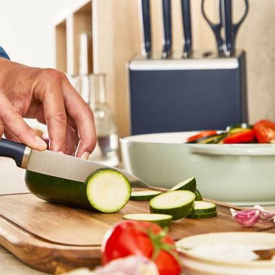 Set de 5 cuțite & suport Tefal EverSharp Pro K297S644, inox german, mâner ergonomic, sistem de ascuțire integrat, negru & argintiu