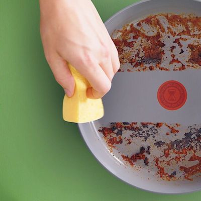 Tigaie 28 cm Tefal Renew On C4270632, 100% aluminiu reciclat, indicator Thermo-Signal, compatibil cu inductia, invelis ceramic,  gri