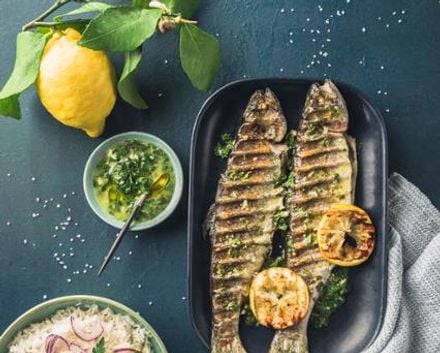 Păstrăv la grătar cu sos de usturoi