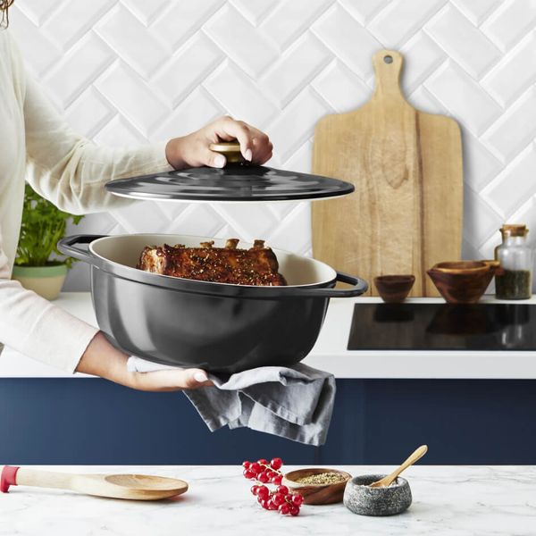 Cratiță cu capac Tefal Air E2558955, 5.7L, 30x23 cm, înveliș ceramic, inducție și cuptor, aluminiu turnat, negru Cratiță cu capac Tefal Air E2558955, 5.7L, 30x23 cm, înveliș ceramic, inducție și cuptor, aluminiu turnat, negru
