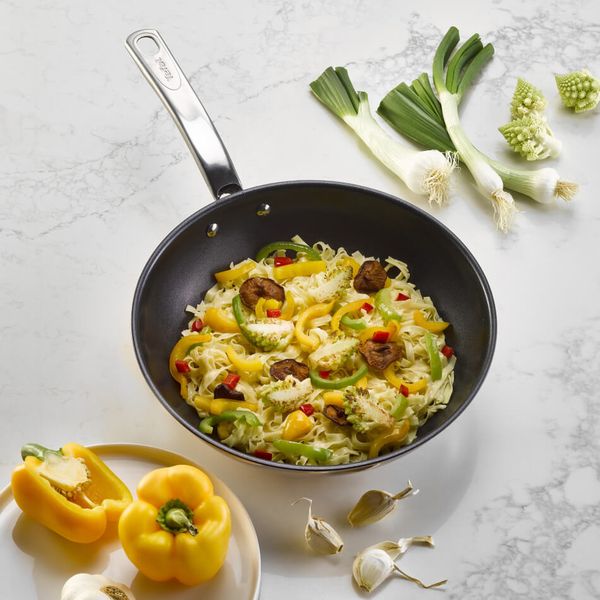 Tigaie wok Tefal Intuition B8171944, 28 cm, indicator Thermo-Signal™, inducție, înveliș antiaderent, exterior inox Tigaie wok Tefal Intuition B8171944, 28 cm, indicator Thermo-Signal™, inducție, înveliș antiaderent, exterior inox