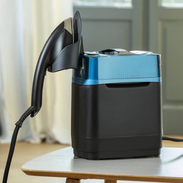 Aparat de călcat vertical cu abur Tefal Cube UT2020E0, 2170 W, 5.8 bari, abur variabil 0–90 g/min, jet de aburi 200 g/min, rezervor de apă detașabil 1.1 L, negru & albastru Aparat de călcat vertical cu abur Tefal Cube UT2020E0, 2170 W, 5.8 bari, abur variabil 0–90 g/min, jet de aburi 200 g/min, rezervor de apă detașabil 1.1 L, negru & albastru