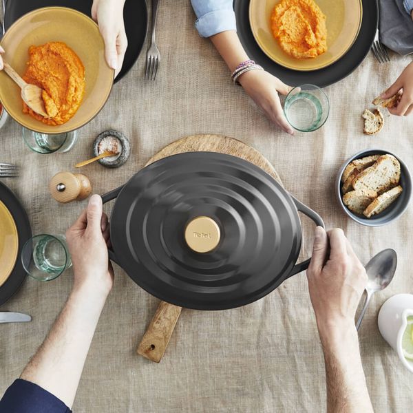 Cratiță cu capac Tefal Air E2558955, 5.7L, 30x23 cm, înveliș ceramic, inducție și cuptor, aluminiu turnat, negru Cratiță cu capac Tefal Air E2558955, 5.7L, 30x23 cm, înveliș ceramic, inducție și cuptor, aluminiu turnat, negru