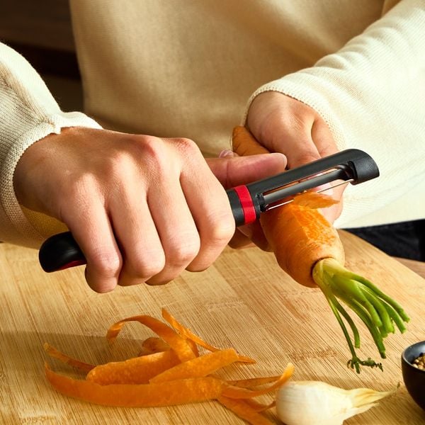 Accesoriu pentru decojit legume si fructe Tefal Ingenio K1992034, lame duble, inox, capac de protectie, negru & rosu