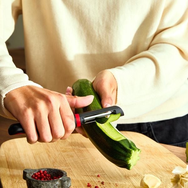Accesoriu pentru decojit legume si fructe Tefal Ingenio K1992034, lame duble, inox, capac de protectie, negru & rosu