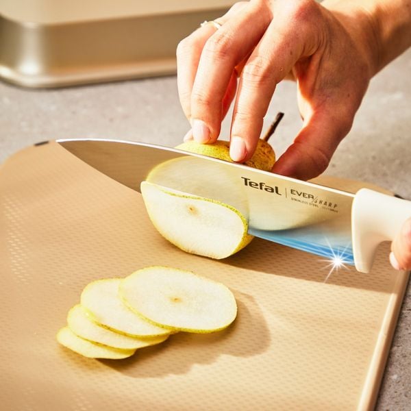 Cutit Tefal EverSharp Daily K3292S04, cutitul bucatarului 16.5 cm, lama din inox, suport cu sistem integrat de ascutire, maner ergonomic, crem