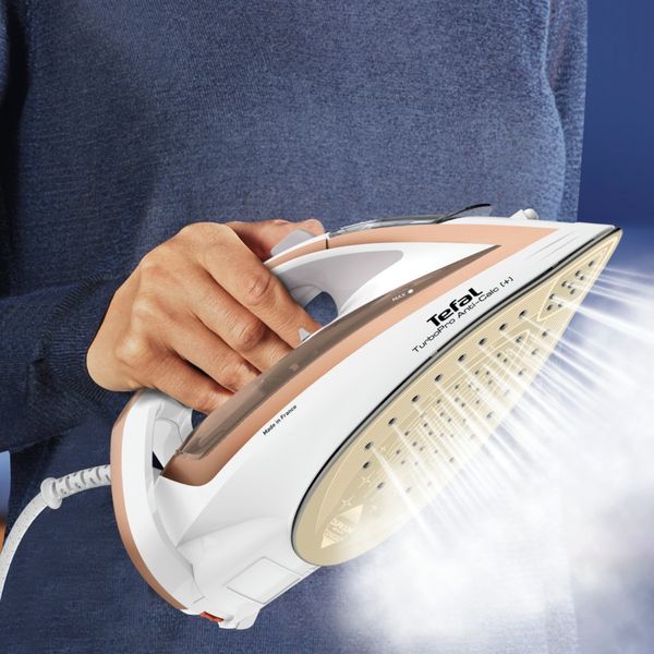 Fier de călcat Tefal Turbo Pro Anti-Calc FV5697E1, 3000 W, până la 50 g/min, jet de abur de până la 270 g/min, talpa Durilium AirGlide Autoclean, 300 ml, funcția Eco, alb & roz Fier de călcat Tefal Turbo Pro Anti-Calc FV5697E1, 3000 W, până la 50 g/min, jet de abur de până la 270 g/min, talpa Durilium AirGlide Autoclean, 300 ml, funcția Eco, alb & roz