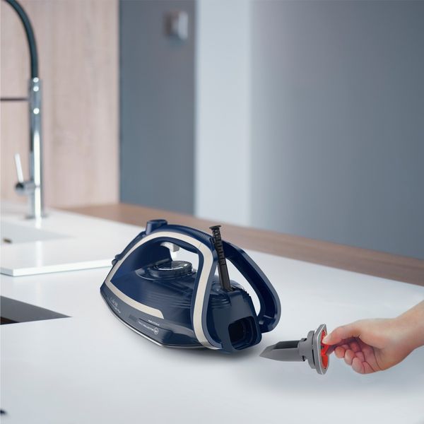 Fier de calcat Tefal Ultragliss Plus FV6830E0, 2800W, talpa Durilium AirGlide, jet de abur 250 g/ min, functie Eco, albastru Fier de calcat Tefal Ultragliss Plus FV6830E0, 2800W, talpa Durilium AirGlide, jet de abur 250 g/ min, functie Eco, albastru