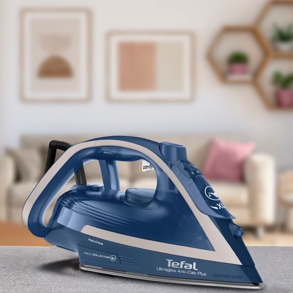 Fier de calcat Tefal Ultragliss Plus FV6830E0, 2800W, talpa Durilium AirGlide, jet de abur 250 g/ min, functie Eco, albastru Fier de calcat Tefal Ultragliss Plus FV6830E0, 2800W, talpa Durilium AirGlide, jet de abur 250 g/ min, functie Eco, albastru