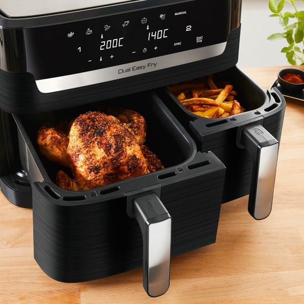 Friteuza cu aer cald Tefal Dual Easy Fry EY901810, 2700 W, 8.3 L, - Air fryer cu 10 programe automate, 2 cuve, invelis antiaderent, temperatura ajustabila, ecran digital, negru Friteuza cu aer cald Tefal Dual Easy Fry EY901810, 2700 W, 8.3 L, - Air fryer cu 10 programe automate, 2 cuve, invelis antiaderent, temperatura ajustabila, ecran digital, negru