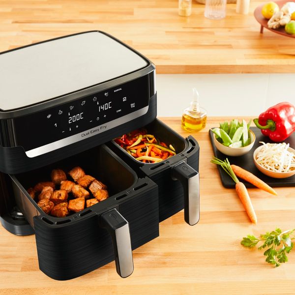 Friteuza cu aer cald Tefal Dual Easy Fry EY901810, 2700 W, 8.3 L, - Air fryer cu 10 programe automate, 2 cuve, invelis antiaderent, temperatura ajustabila, ecran digital, negru Friteuza cu aer cald Tefal Dual Easy Fry EY901810, 2700 W, 8.3 L, - Air fryer cu 10 programe automate, 2 cuve, invelis antiaderent, temperatura ajustabila, ecran digital, negru