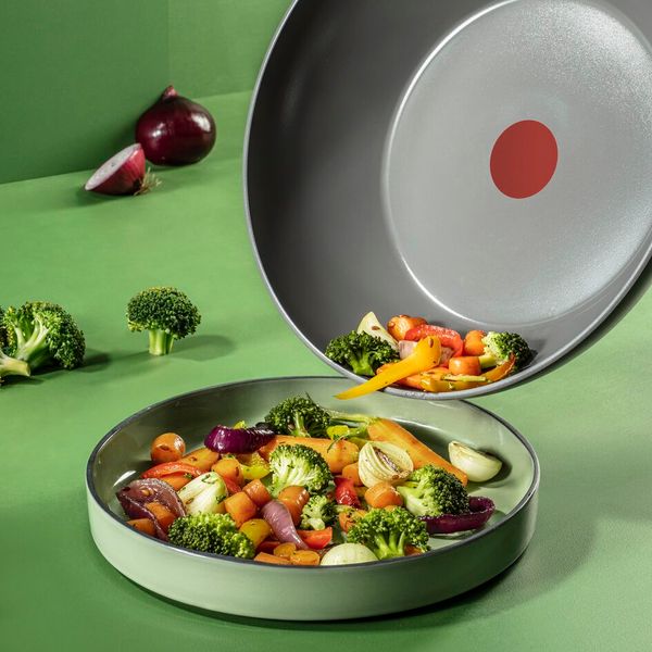 Tigaie wok 28 cm Tefal Renew On C4271932, 100% aluminiu reciclat, indicator Thermo-Signal, compatibil cu inductia, invelis ceramic, gri
