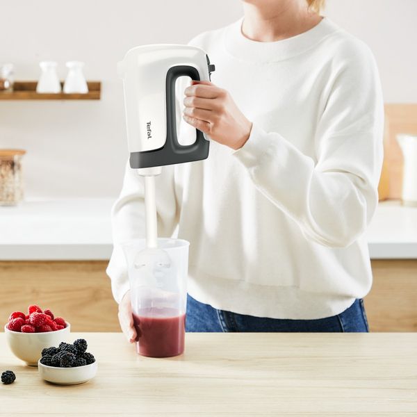 Mixer de mână Tefal Prep'Mix HT461138, 500W, 5 trepte viteză, funcție turbo, 2 teluri, 2 cârlige, picior pasator, pahar gradat, alb