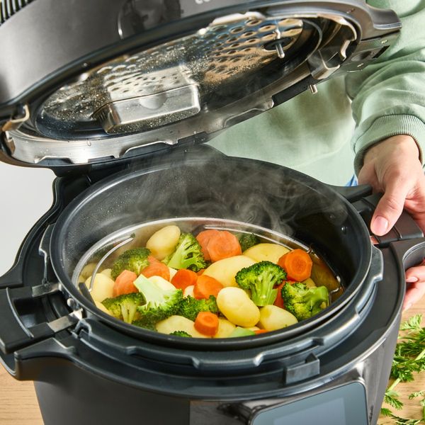 Multicooker inteligent cu gatire sub presiune Tefal Cook4Me Infinity CY982HF2, 20 programe, vas cu invelis ceramic antiaderent 6.5 L, amestecare automata, conectivitate Wi-Fi, instructiuni pas cu pas, 150 retete, negru Multicooker inteligent cu gatire sub presiune Tefal Cook4Me Infinity CY982HF2, 20 programe, vas cu invelis ceramic antiaderent 6.5 L, amestecare automata, conectivitate Wi-Fi, instructiuni pas cu pas, 150 retete, negru