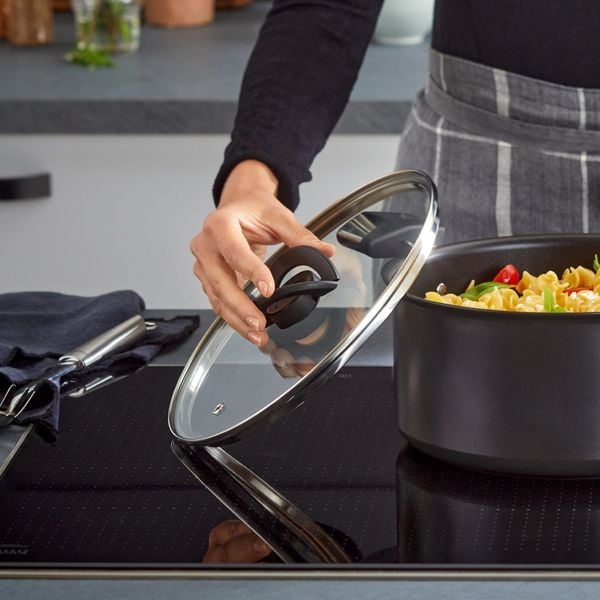 Oala cu capac Tefal Excellence+ G3285353, 28 cm, 8.4 L, invelis antiaderent, tehnologie FUSIONCORE, Thermo-Signal&trade;, manere nituite, aluminiu, inductie, negru