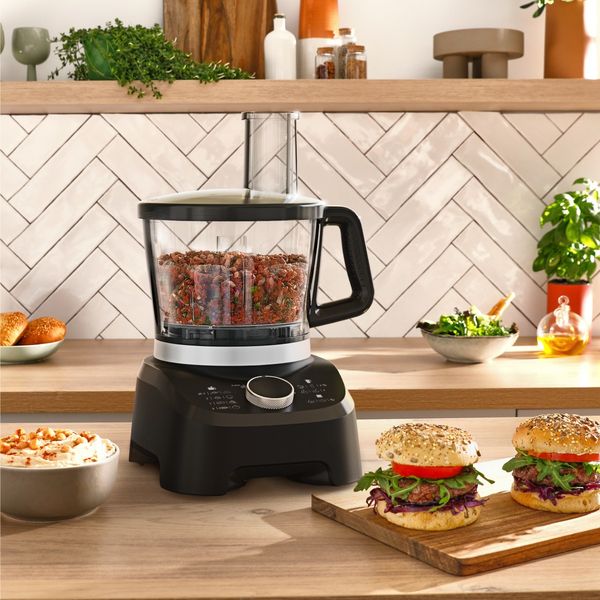 Robot de bucatarie Tefal DoubleForce 3 DO8318E0, 1000 W, 28 functii, 2 trepte viteza, functie Pulse, bol 3 L, blender 2 L, lame Powelix Life cu invelis din titan, mini tocator, disc feliere/radere, accesoriu framantare, negru
