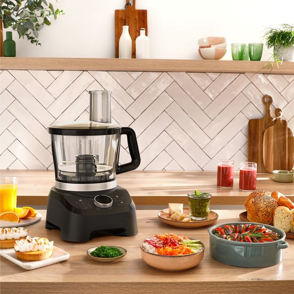 Robot de bucatarie Tefal DoubleForce 3 DO8318E0, 1000 W, 28 functii, 2 trepte viteza, functie Pulse, bol 3 L, blender 2 L, lame Powelix Life cu invelis din titan, mini tocator, disc feliere/radere, accesoriu framantare, negru