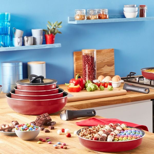 Set 10 piese Tefal Ingenio Easy Cook & Clean L1529402, cratita 16 / 20 cm, tigaie 22 / 24 / 28 cm, tigaie saute 24 cm, wok 26 cm, 2 capace ermetice 16 / 20 cm, 1 maner detasatbil, rosu