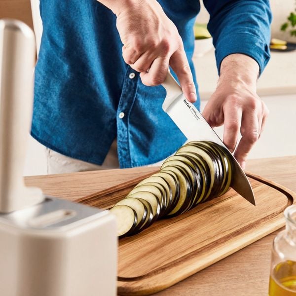 Set cutite Tefal EverSharp K2979644, 5 piese, cutitul bucatarului 20 cm, cutit pentru paine 20 cm, cutit Santoku 16.5 cm, cutit universal 12 cm, cutit pentru curatat 9 cm, suport cu sistem integrat de ascutire, crem