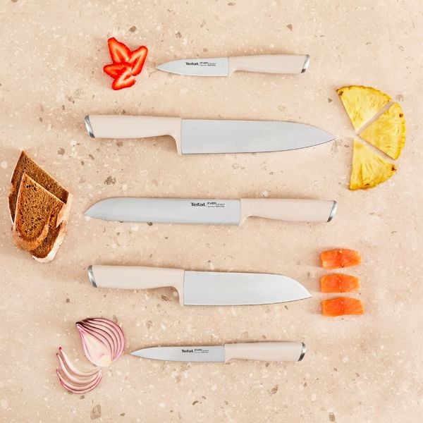 Set cutite Tefal EverSharp K2979644, 5 piese, cutitul bucatarului 20 cm, cutit pentru paine 20 cm, cutit Santoku 16.5 cm, cutit universal 12 cm, cutit pentru curatat 9 cm, suport cu sistem integrat de ascutire, crem