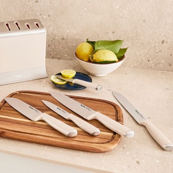 Set cutite Tefal EverSharp K2979644, 5 piese, cutitul bucatarului 20 cm, cutit pentru paine 20 cm, cutit Santoku 16.5 cm, cutit universal 12 cm, cutit pentru curatat 9 cm, suport cu sistem integrat de ascutire, crem