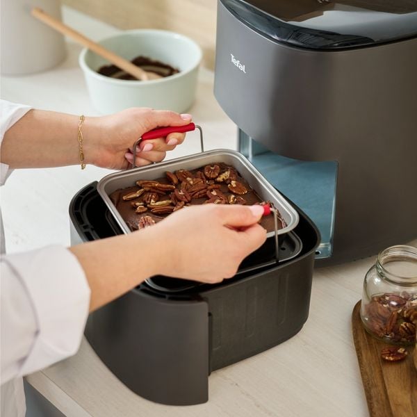 Set de 3 accesorii Tefal Dail'Easy J701S344 pentru friteuze de 4.6 L, invelis antiaderent, otel carbon, tava perforata cu manere si 2 forme, negru & gri