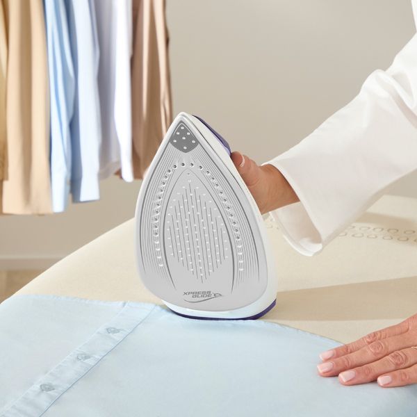 Statie de calcat cu abur de inalta presiune Tefal Power Pro Compact SV6211E0, 2400 W, 6.2 bari, abur variabil 0 - 120 g/min, jet de abur 370 g/min, rezervor apa 1.7 L, abur vertical, talpa Ceramic Xpress Glide, oprire automata, alb & violet