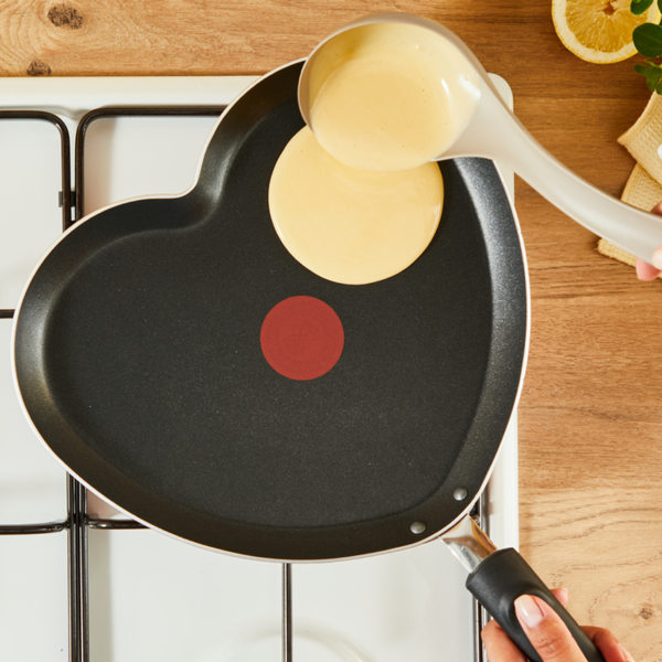 Tigaie de clătite &icirc;n formă de inimă Tefal Pancake Day B0141002, 25 cm, &icirc;nveliș antiaderent, indicator Thermo-Signal, baza Diffusion, roșu & negru
