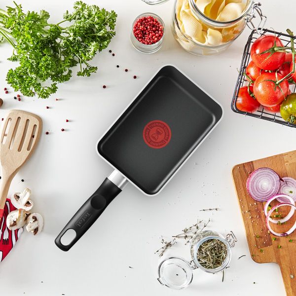 Tigaie pentru oua Tefal Enjoy Mini B4291853, 12 x 18 cm, invelis antiaderent Titanium, aluminiu, indicator Thermo-Signal, baza Difussion, rosu