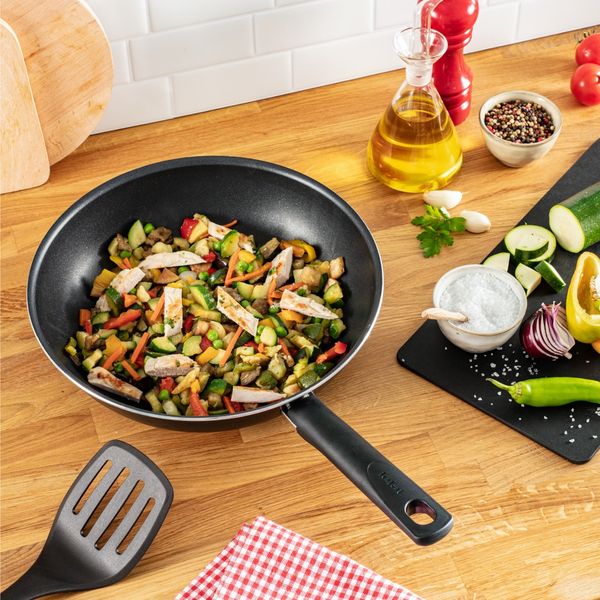 Tigaie wok Tefal Day By Day B56419AZ, 28 cm, invelis antiaderent Titanium, indicator Thermo-Signal™, negru