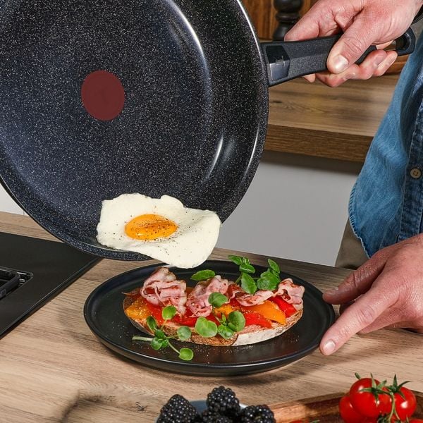 Tigaie wok Tefal Expertise Ceramic G2021932, 28 cm, aluminiu, invelis ceramic antiaderent, suprafata minerala rezistenta la zgarieturi, Thermo-Signal™, inductie, negru