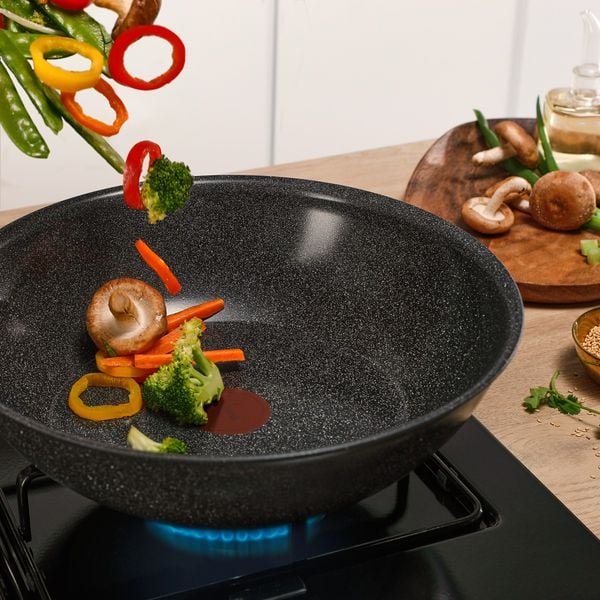Tigaie wok Tefal Expertise Ceramic G2021932, 28 cm, aluminiu, invelis ceramic antiaderent, suprafata minerala rezistenta la zgarieturi, Thermo-Signal™, inductie, negru