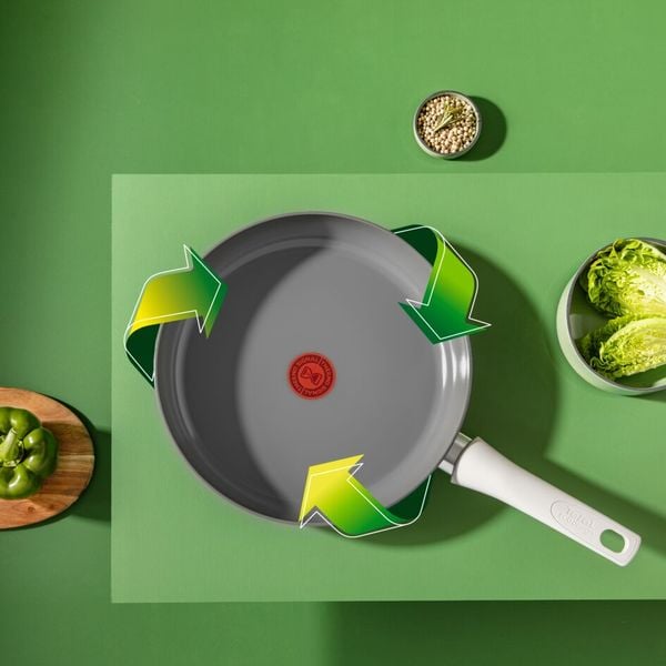 Tigaie 26 cm Tefal Renew On C4270532, 100% aluminiu reciclat, indicator Thermo-Signal, compatibil cu inductia, invelis ceramic,  gri