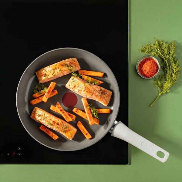 Tigaie 26 cm Tefal Renew On C4270532, 100% aluminiu reciclat, indicator Thermo-Signal, compatibil cu inductia, invelis ceramic,  gri